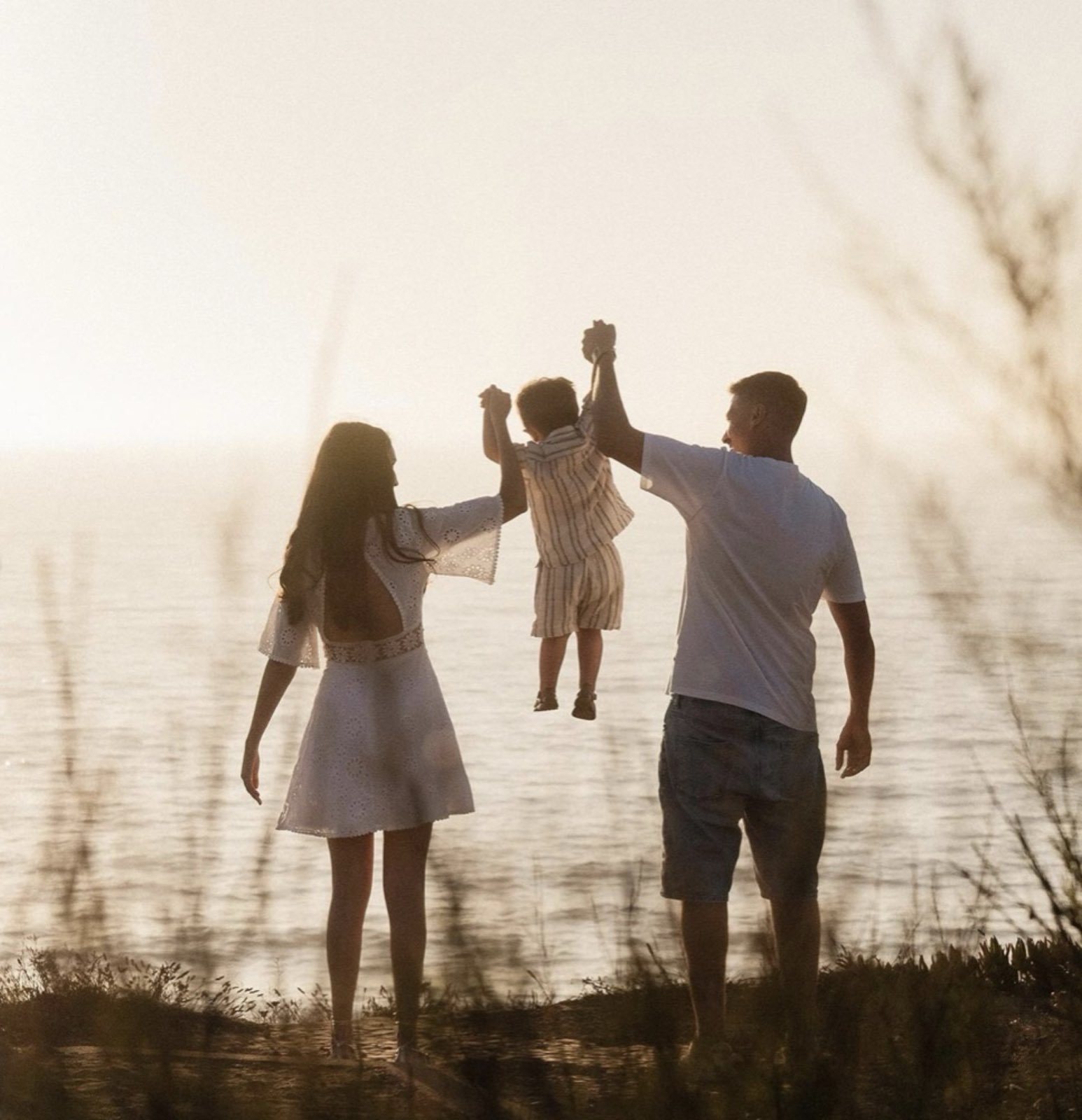 Família a brincar na praia