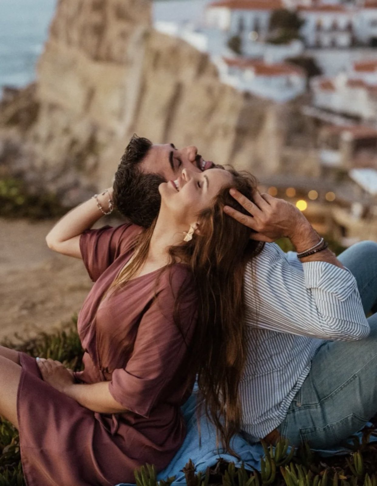 Casal a rir ao pôr do sol