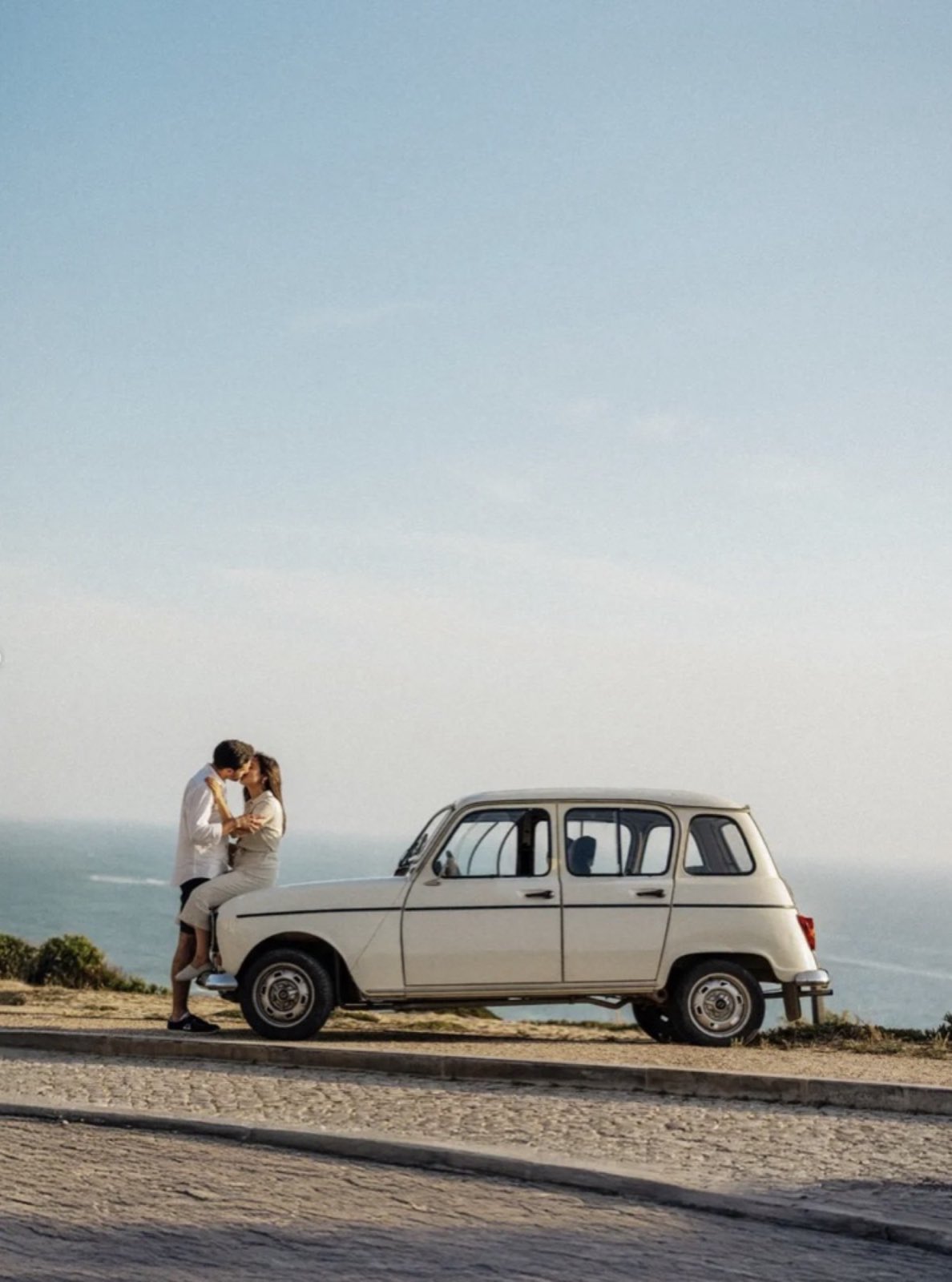 Casal junto a um carro clássico