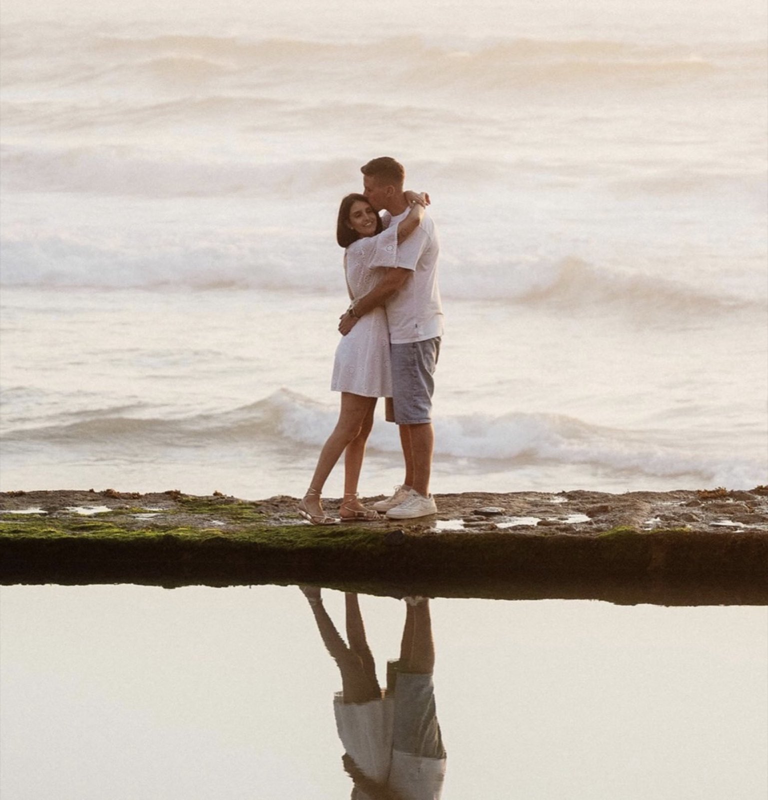 Casal refletido na água